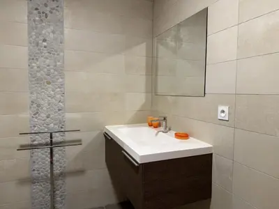 a bathroom with a sink and a mirror at kaki in Pinarellu