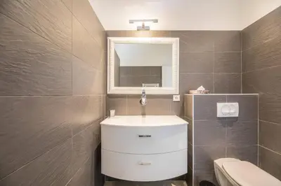 a bathroom with a sink and a mirror and a toilet at meli melo in Pinarellu