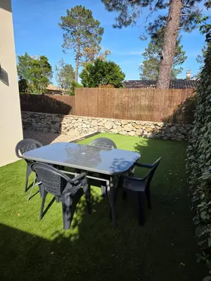 a patio table and chairs in a yard at Agréable T2 proche Porto Vecchio in Sotta