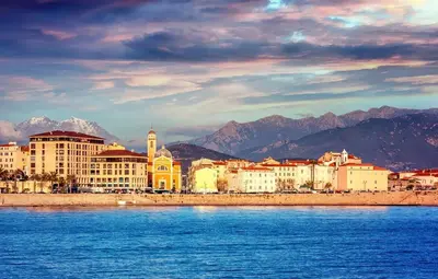 a city on the water with mountains in the background at Appartement à Ajaccio avec vue sur la mer in Ajaccio