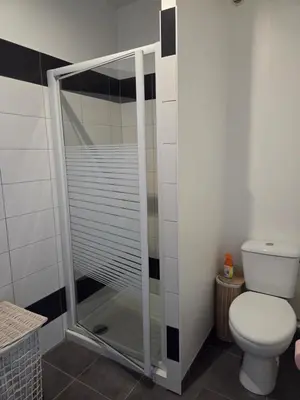 a shower in a bathroom with a toilet at Un cocon de détente entre mer et nature in Zonza