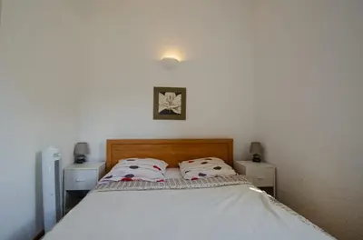 a bedroom with a bed with two pillows on it at Duplex 2 chambres, vue mer & balcon - 6 couchages in Porticcio