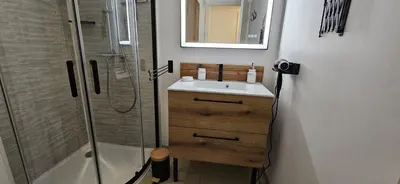 a bathroom with a sink and a shower at Appartement VOILES BLANCHES-Clim-Wifi-Plage a pieds in Sari Solenzara