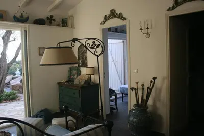 a room with a lamp and a dresser and a mirror at Casetta indipendente con vista a Santa Giulia in Porto-Vecchio