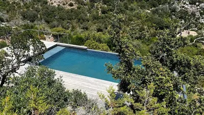 an overhead view of a swimming pool with trees at Villa Porra 100m2, pleine nature, piscine, vue mer in Porto-Vecchio