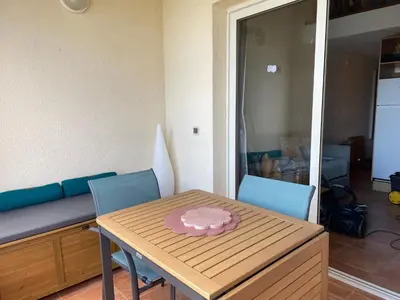 a table with a plate on it in a room at Appartement T2 vue mer, piscine Linguizzetta Bravone in Linguizzetta