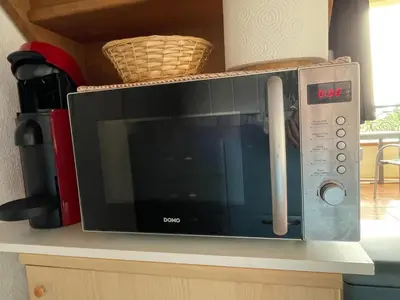 a microwave sitting on top of a counter at Appartement T2 vue mer, piscine Linguizzetta Bravone in Linguizzetta