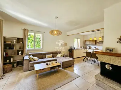 a living room with a couch and a table at Villa Lina 6 pers plages et rivières in Prunelli-di-Fiumorbo