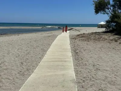 a wooden pathway to a beach with the ocean at Villa Lina 6 pers plages et rivières in Prunelli-di-Fiumorbo