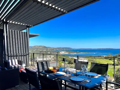 a dining table on a balcony with a view of the ocean at Loft Centre-Ville Vue Mer in Porto-Vecchio