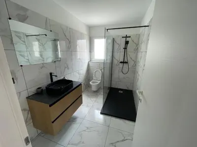 a bathroom with a black sink and a toilet at Villa-de Luxe-Salle de bain-Vue sur la campagne à 5 minutes de la mer Qui est composé de 5 chambres in Venzolasca