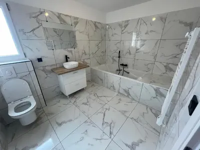 a white bathroom with a tub and a toilet at Villa-de Luxe-Salle de bain-Vue sur la campagne à 5 minutes de la mer Qui est composé de 5 chambres in Venzolasca