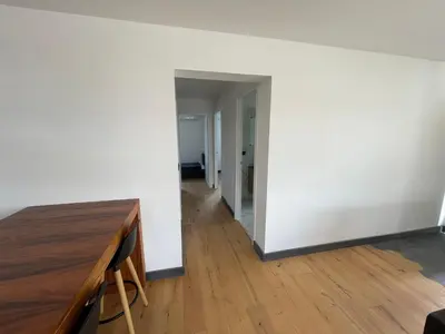 a room with a white wall and a wooden floor at Villa-de Luxe-Salle de bain-Vue sur la campagne à 5 minutes de la mer Qui est composé de 5 chambres in Venzolasca