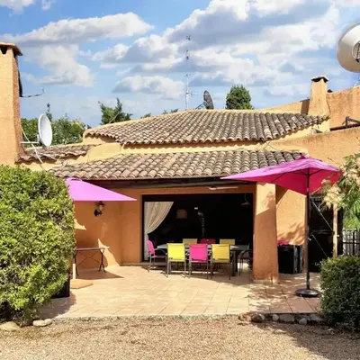 Villa charmante à Porto-Vecchio avec vue sur la montagne.