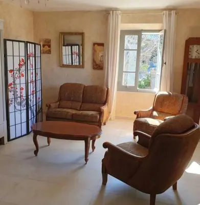 a living room with a couch and a coffee table at Appartement Saltare Rivière & maquis in Manso
