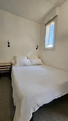 a white bed in a room with a window at Studio Gare Corte in Corte