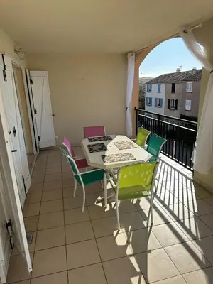 a balcony with a table and chairs on it at CASA LOUNA 2 Pièces à 150 m de la plage et du centre vile in Sari Solenzara