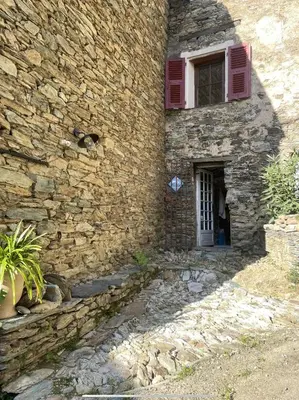 a stone building with a window and a door at Maison de village 3 chambres 2 SDB avec terrasse & jardin - Proche St Florent in Pieve