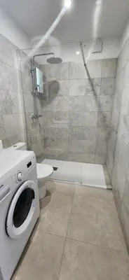 a bathroom with a washing machine and a toilet at I Casetti in Molini