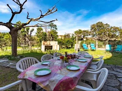 a table with a pink and white table cloth at Appartamentu Soli di Sud - St Cyprien in Lecci
