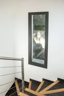 a window on a wall next to a staircase at Belle villa 3 chambres au cœur du maquis in Porto-Vecchio