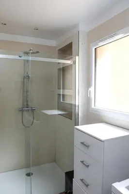 a bathroom with a shower with a glass door at Villa pour 8 avec piscine in Compoli