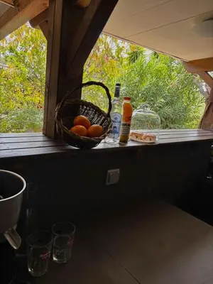 a basket of oranges sitting on a counter with drinks at Chambre cosy à 5 min de la plage in Viagenti