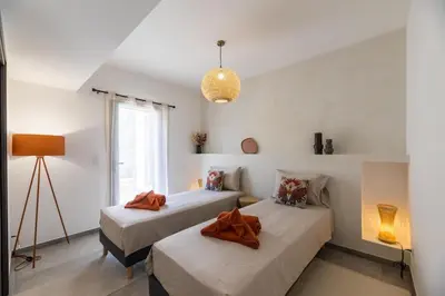 a bedroom with two beds and a lamp at VILLA VITRICCIA - VILLA DE REVE, PISCINE et PLAGE à 7MN A PIED ! in Zonza