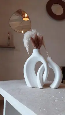 a living room with a table with a vase on it at La mini villa Ondella à Porticcio in Grosseto-Prugna