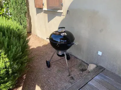 a grill sitting on the side of a building at Mini villa,, 700 m de la plage à pieds in Pinarellu