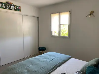 a bedroom with a bed and a window at Mini villa,, 700 m de la plage à pieds in Pinarellu