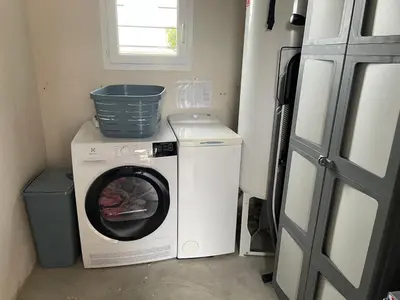 a washing machine and a washer in a small room at Mini villa,, 700 m de la plage à pieds in Pinarellu