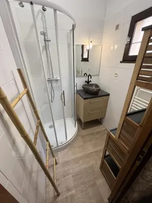 a bathroom with a shower and a sink at Appartement proche des plages de sable in Grosseto-Prugna