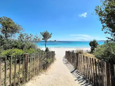 a path to the beach with the ocean in the background at Charmant T2 climatisé avec terrasse à 5min des plages in Lecci