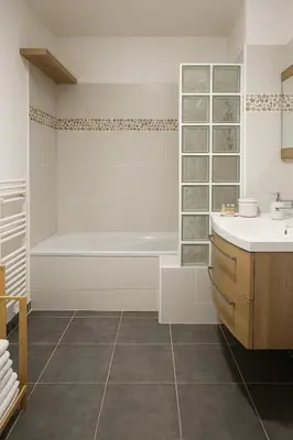 a bathroom with a tub and a sink at APPARTEMENT T3 65 m2 CENTRE VILLE in Porto-Vecchio
