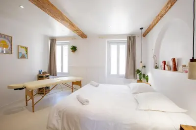 a white bedroom with a bed and a desk at Sublime, hyper-centre d'Ajaccio, avec Spa, Sauna, Vue mer & Plage à 3min in Ajaccio