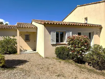 a small house with a window and a yard at Villa 3 chambres dans résidence avec piscine in Porto-Vecchio