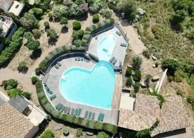 an overhead view of a swimming pool in a house at Villa 3 chambres dans résidence avec piscine in Porto-Vecchio