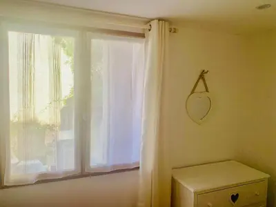 a window in a room with a mirror on the wall at Appartement 2 chambres 2 salles de bains haute ville in Porto-Vecchio
