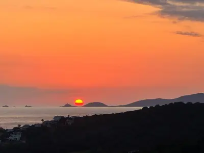 a sunset over the ocean with the sun in the sky at T3 Le Bohème au Villas Acum - Domaine de Standing avec Vue Mer & Excellente situation géographique in Grosseto-Prugna