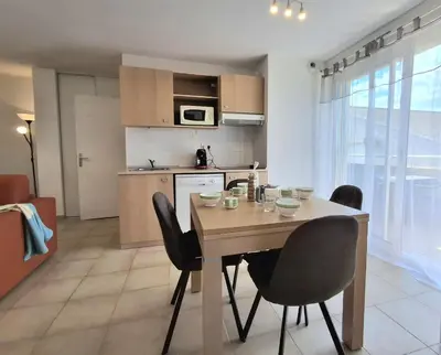a kitchen and dining room with a table and chairs at Villas MELODY - Appartement climatisé 4/6 pers in Santa-Maria-Poggio