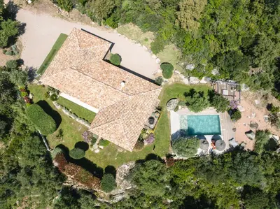 an overhead view of a house with a pool at Villa MARE E MACCHIA in Lecci