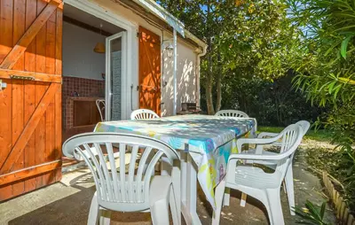 a table and four chairs on a patio at Villa Piscine Privée in Moriani Plage