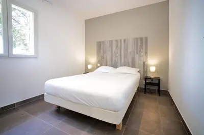 a bedroom with a large white bed and a window at Résidence Casa di Sole in Sotta