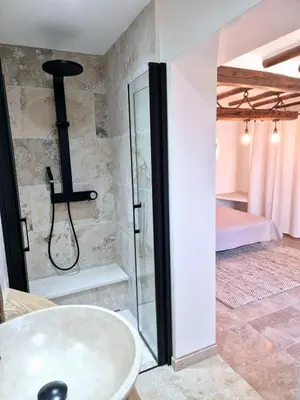 a bathroom with a shower and a sink at Chambres d hôtes, calme et nature in Pianottoli-Caldarello