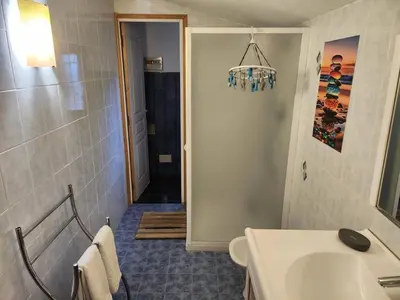 a bathroom with a sink and a toilet and a shower at Deux pièces tout confort Monacia d'Aullène in Monacia-dʼAullène