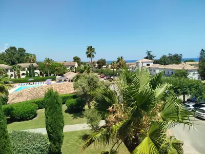 an aerial view of a resort with a pool and trees at Appt 4-6 couchages climatisé avec 2 piscines et 200 m des plages et criques in Linguizzetta