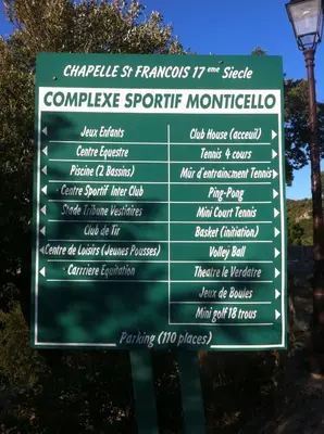 a sign at the entrance to the compulsive sporting monsteritution at Appartement à Speloncato dans la plaine du Reginu 2, pour 3 personnes in Speloncato