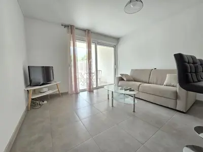 a living room with a couch and a tv at Charmant studio avec extérieur in Corte