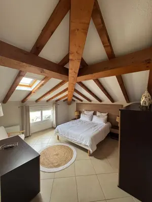 a living room with a ceiling with wooden beams at Appartement dans résidence standing in Porto-Vecchio